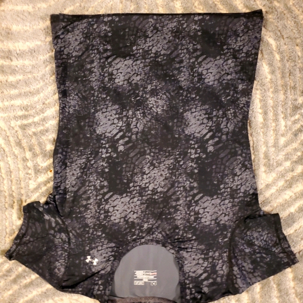 NWOT Under Armour athletic dry tee size med